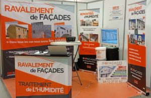 Stand de Ravalement de Façades avec affiches et matériel promotionnel 01 Façades.