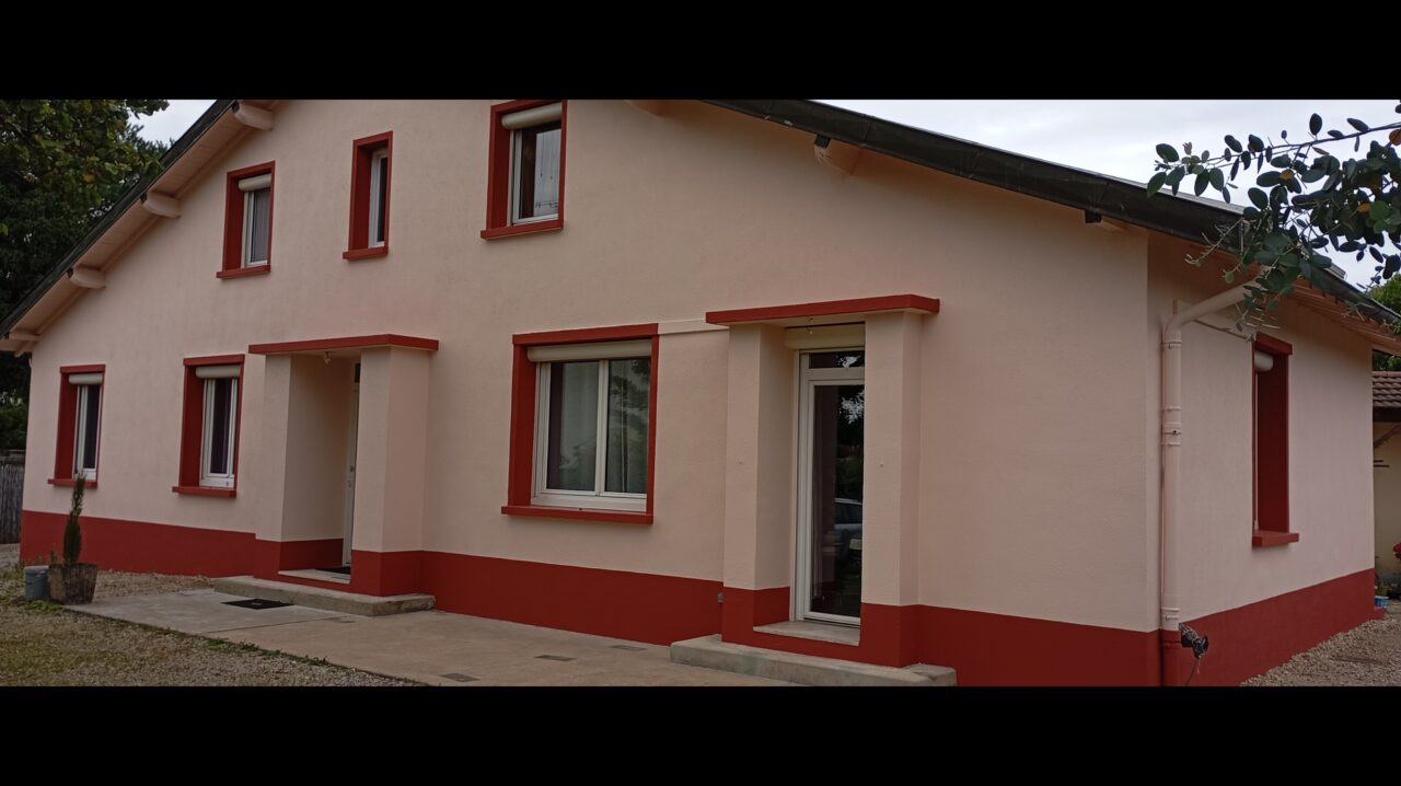 Façades maison rose rouge fenêtres portes