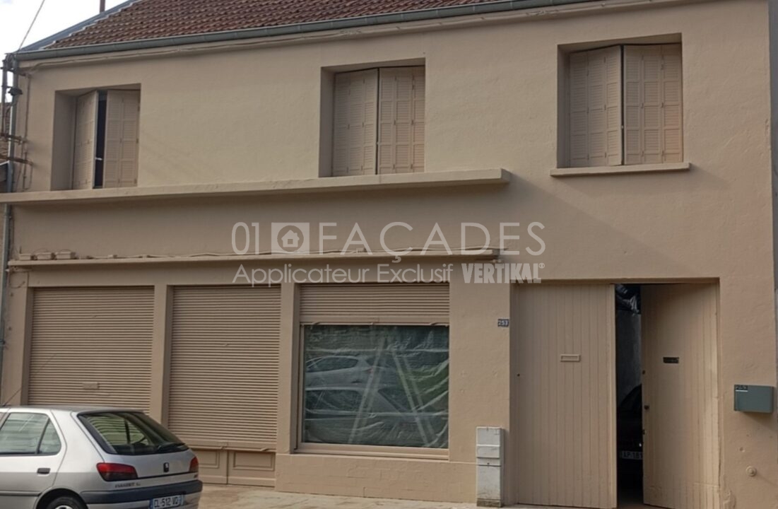 Façade d'immeuble à deux étages avec portes et fenêtres